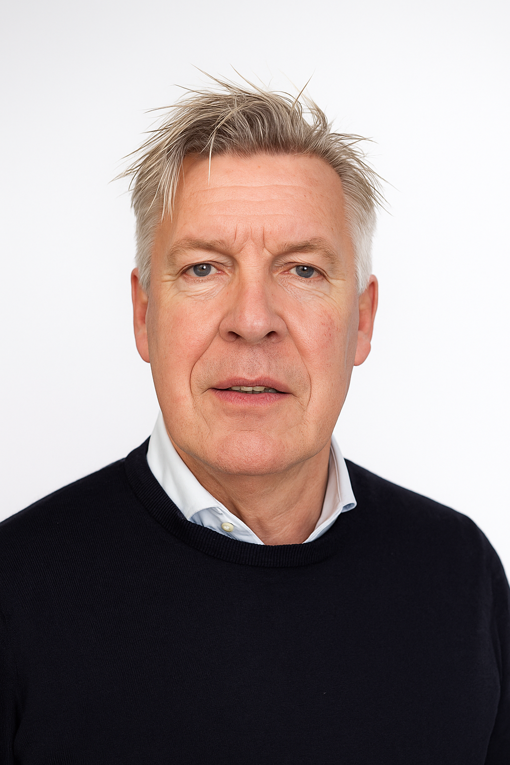 Portrætbillede af Vavigas CEO – leder inden for bilforsikring og bekæmpelse af vanvidsbilisme. Professionelt foto med hvid baggrund til virksomhedens præsentation.